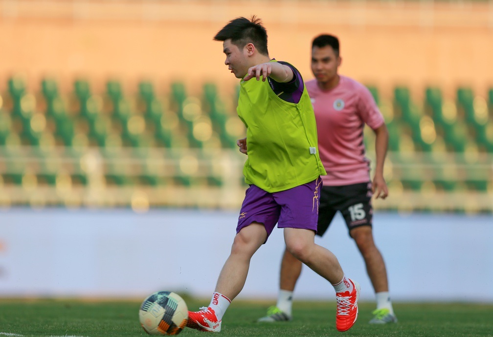 Tân Chủ tịch Hà Nội FC xỏ giày kiểm tra Quang Hải trước Siêu cúp