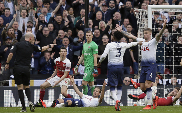 Trọng tài ‘cướp trắng’ chiến thắng của Arsenal trước Tottenham