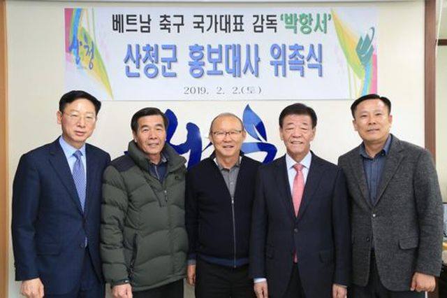 HLV Park Hang Seo nhận quà Tết đặc biệt ở quê nhà