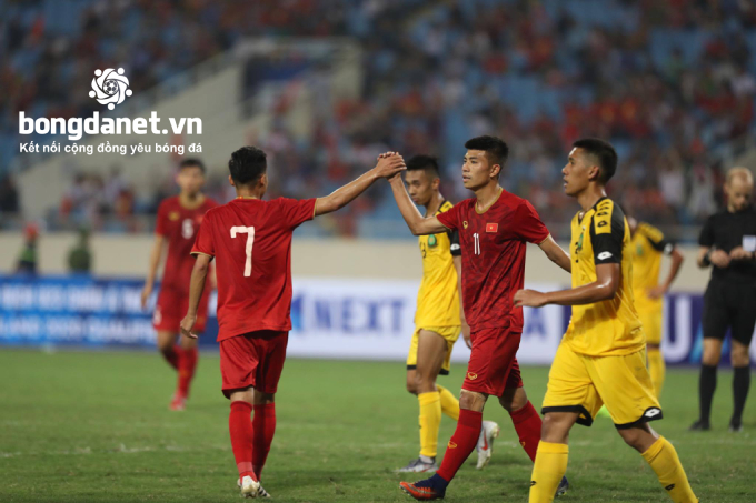 U23 Việt Nam vs U23 Myanmar: Các tuyển thủ thi nhau báo cáo thời tiết