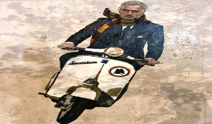 Chùm ảnh 'soái ca' Mourinho phóng vespa trên đường phố Roma