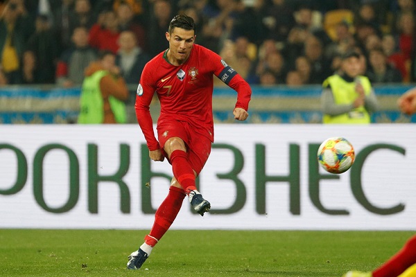 Ronaldo ghi bàn thứ 700, Bồ Đào Nha vẫn thua Ukraine ở vòng loại EURO