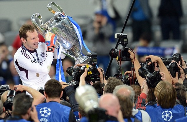 Huyền thoại Petr Cech bất ngờ tuyên bố treo găng