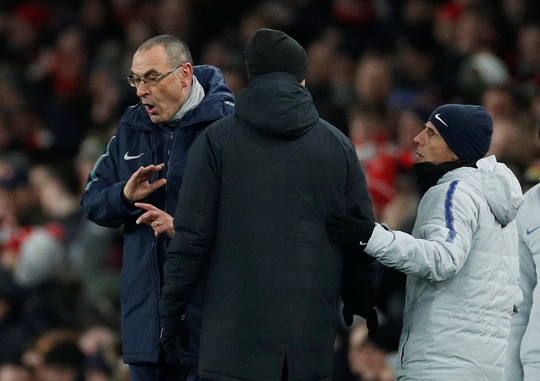 HLV Sarri hành động lạ sau thất bại của Chelsea trước Arsenal