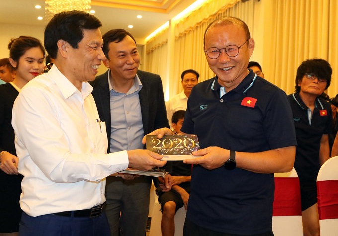 Tin tức bóng đá Việt Nam nổi bật 20/1: HLV Park Hang-seo nhận quà