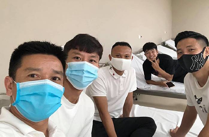 Tuyển thủ Việt Nam tiêm vaccine Covid-19 để chuẩn bị cho VL World Cup