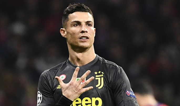 Ronaldo ‘khoe’ danh hiệu Champions League trong ngày Juventus thảm bại trước Atletico
