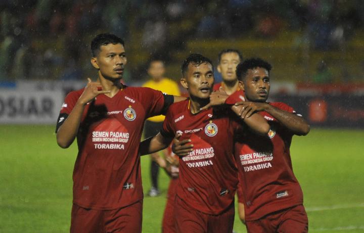 Tỷ lệ bóng đá hôm nay 21/11: Semen Padang vs Kalteng Putra