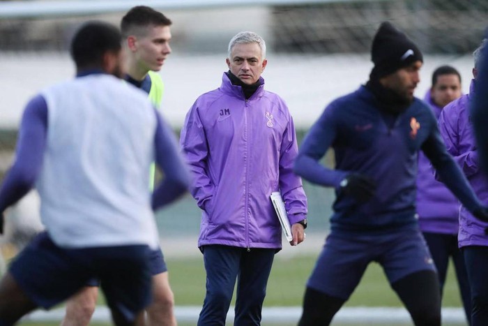 Chùm ảnh Mourinho ra sân tập cùng cầu thủ Tottenham ngay sau buổi ký hợp đồng