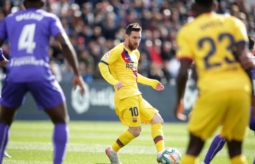 Leganés 1-2 Barcelona: Luis Suarez tỏa sáng giúp Barca ngược dòng thành công