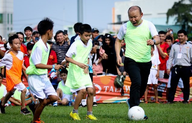Thầy Park đi bóng như Messi, gieo mầm mơ ước cho bóng đá Việt