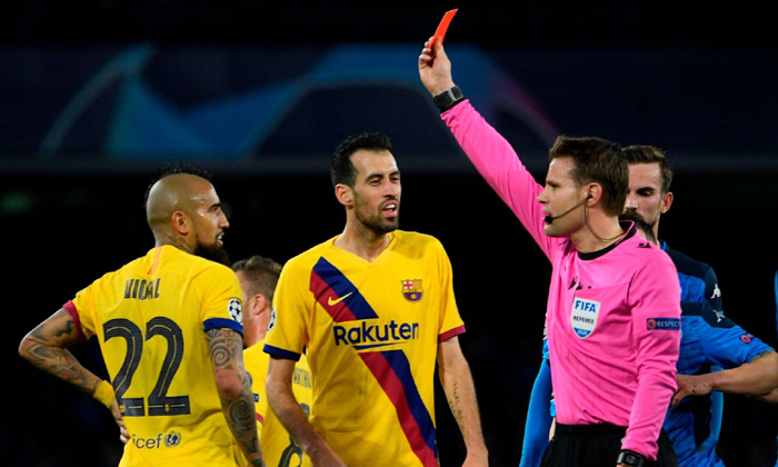 Cầu thủ nào của Barcelona bị cấm thi đấu trận lượt về với Napoli?