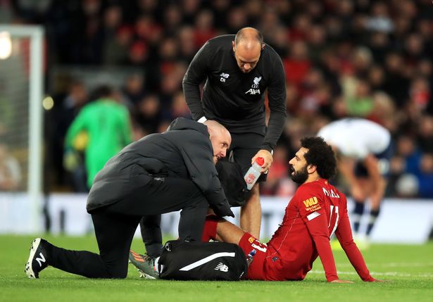 Van Dijk, Salah tập tễnh rời sân trong chiến thắng trước Tottenham