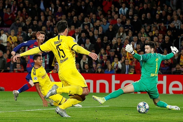 Messi vượt kỷ lục ghi bàn của Ronaldo tại Champions League