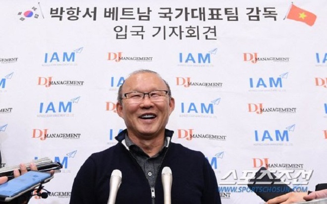 HLV Park Hang Seo 'hốt hoảng' khi đặt chân về đến Hàn Quốc