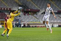 Ronaldo ghi bàn, Juventus vẫn 'giương cờ trắng' tại Serie A