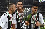 Ronaldo tự tay trao huy chương cho đồng đội sau trận chung kết Coppa Italia