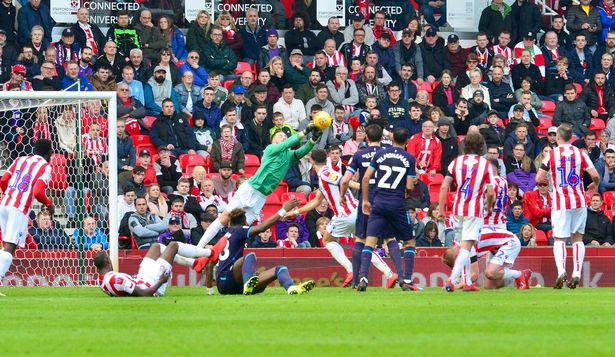 Aston Villa vs Stoke (1h 2/10): Chiến thắng thứ 6